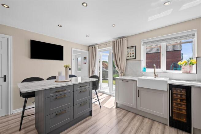 4 bed Detached for sale Image 9