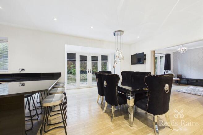 7 bed Detached for sale Image 8