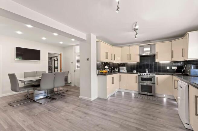 4 bed Detached for sale Image 7