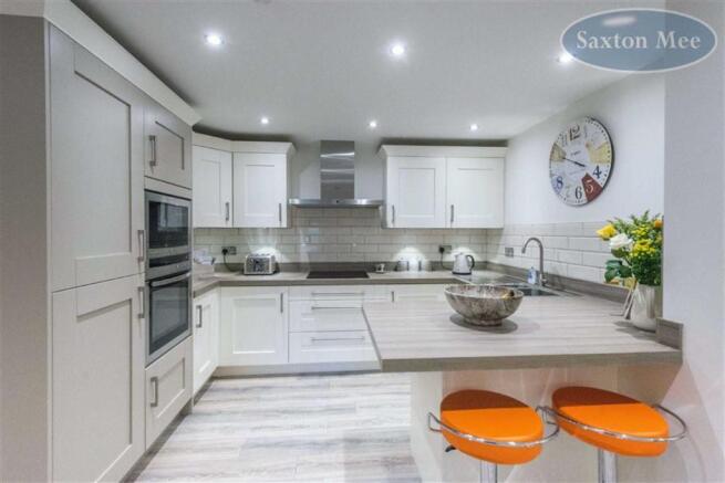 SPACIOUS BREAKFASTING KITCHEN