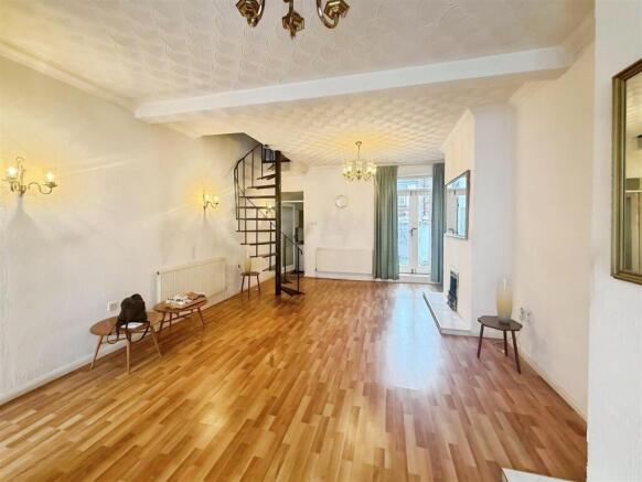 Front Lounge/Rear Lounge
