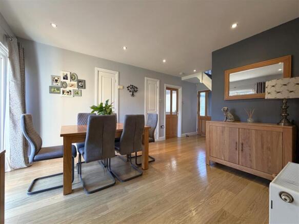 Large Sitting/Dining Room 763