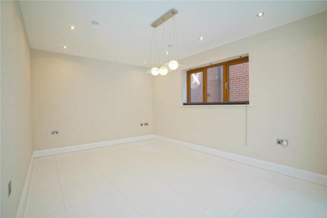 6 bed Detached for sale Image 9