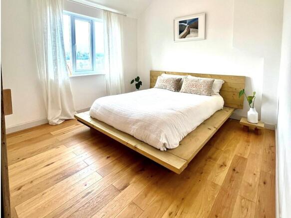 5 bed Semi-Detached for sale Image 4