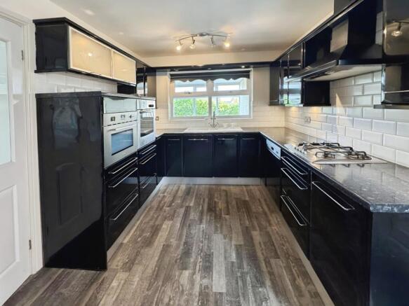 4 bed Detached for sale Image 7