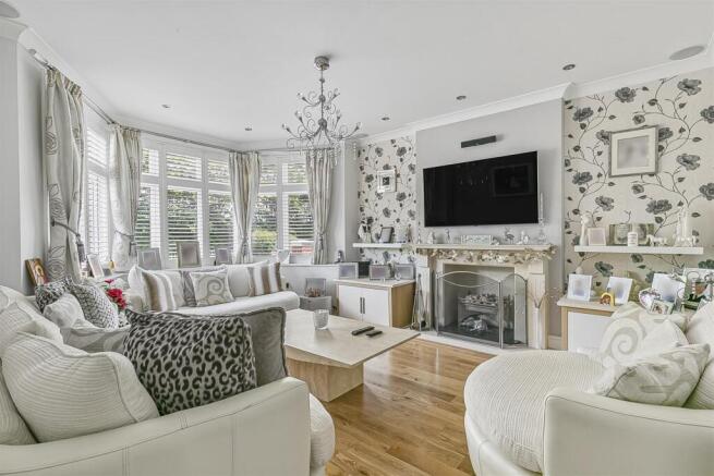 LIVING ROOM (PIC 2)