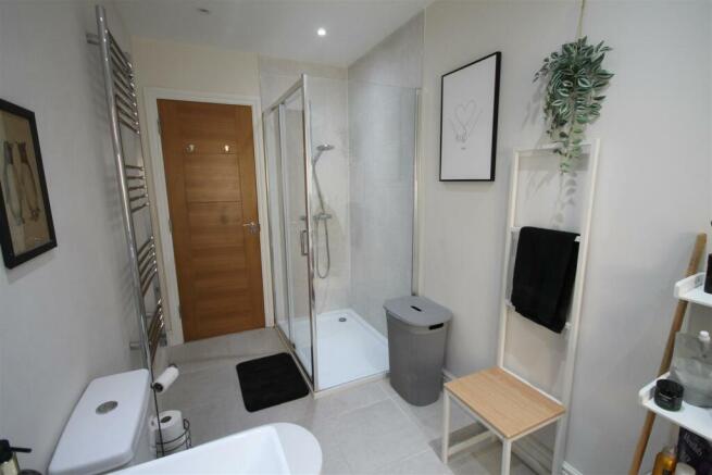 Bathroom a.JPG