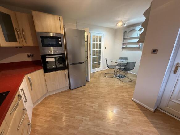 4 bed House to rent Image 6