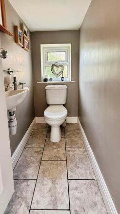5 bed Detached for sale Image 8