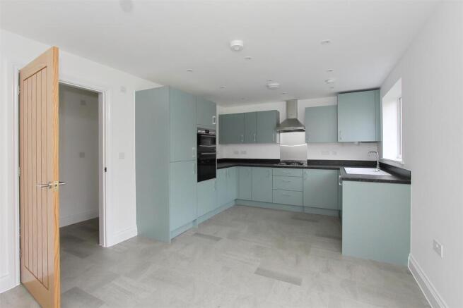 11 Lawrence Close (12).JPG
