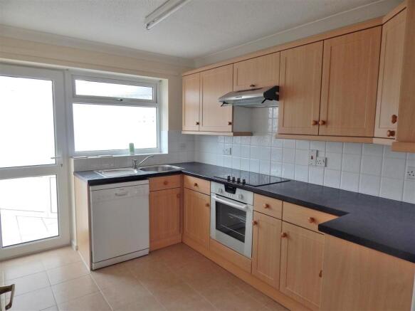 KITCHEN 1 .JPG