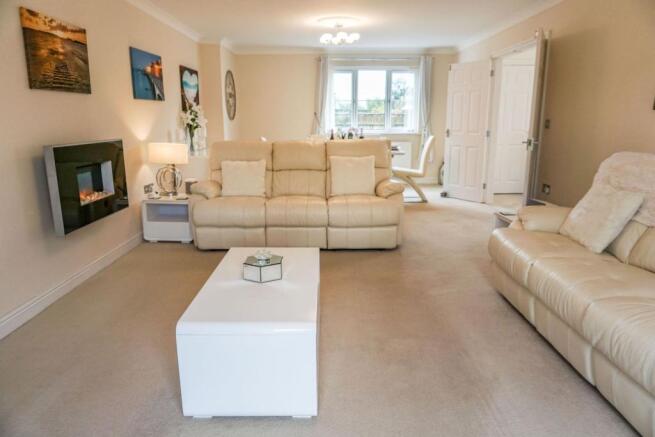 Lounge/Dining Room