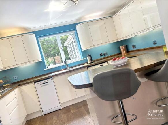 4 bed Detached for sale Image 7