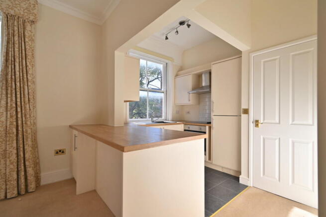 2 bed Apartment to rent Image 11