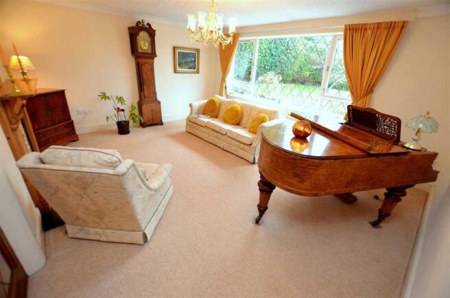 LOUNGE -