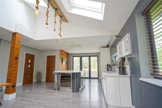 6 bed Detached for sale Image 4