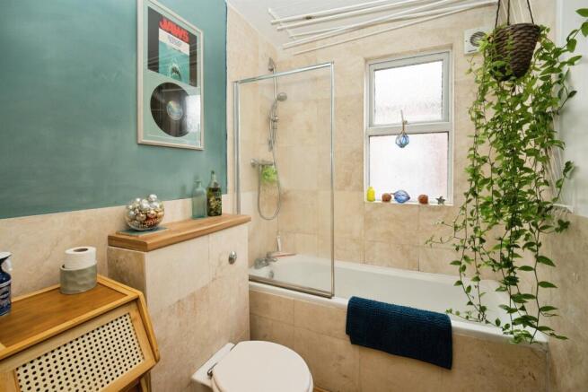 3 bed Flat for sale Image 10