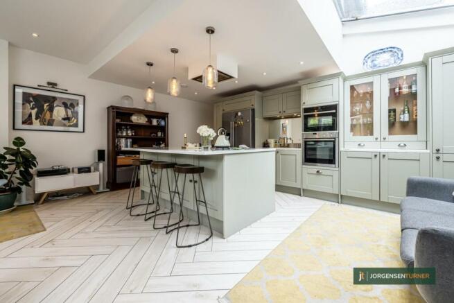 Kitchen island 2.jpg
