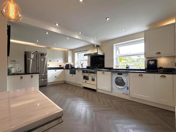 Spacious Modern Kitchen 021