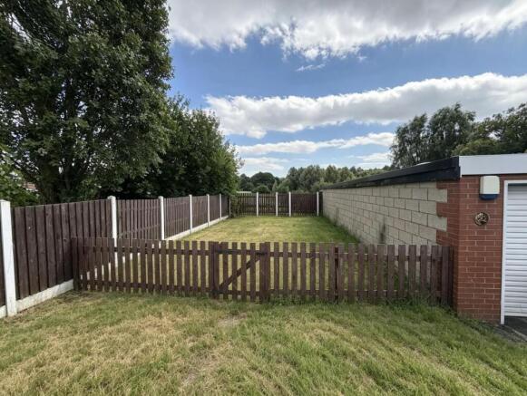 2 bed Semi-Detached to rent Image 10