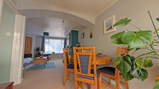 LOUNGE DINING AREA