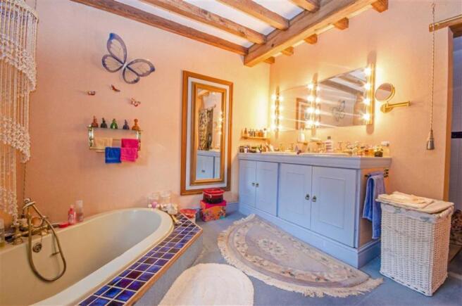 EN-SUITE BATHROOM