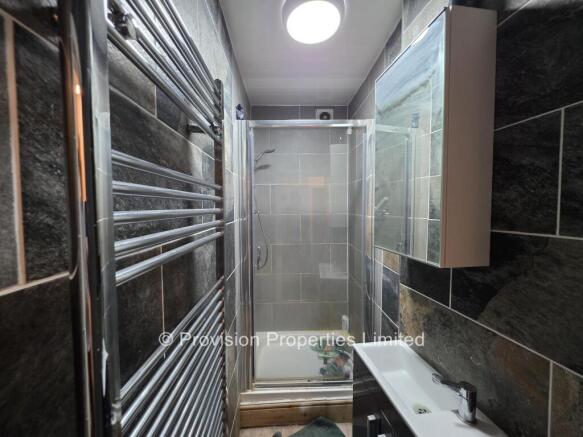 4 bed Terraced to rent Image 6