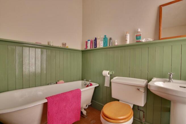 EN SUITE TO MASTER BEDROOM
