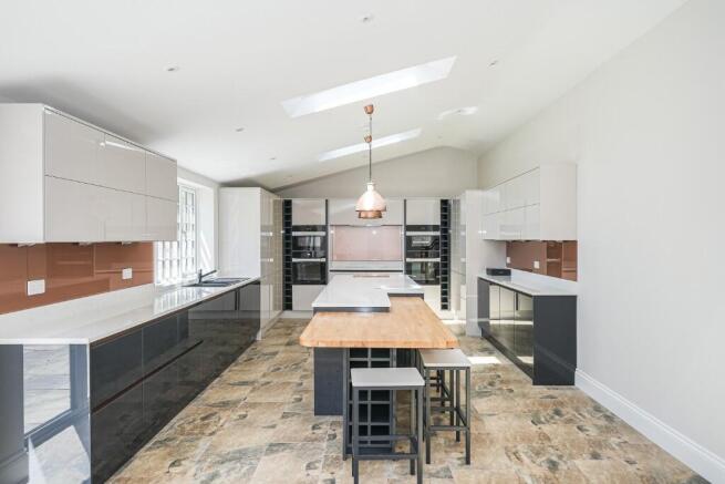 4 bed Detached to rent Image 4