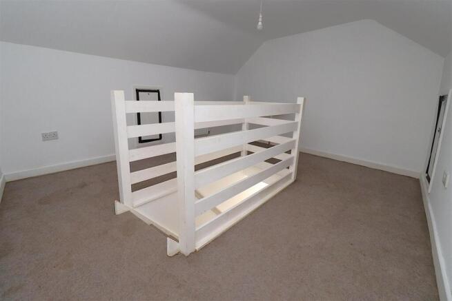 Loft room (3).JPG