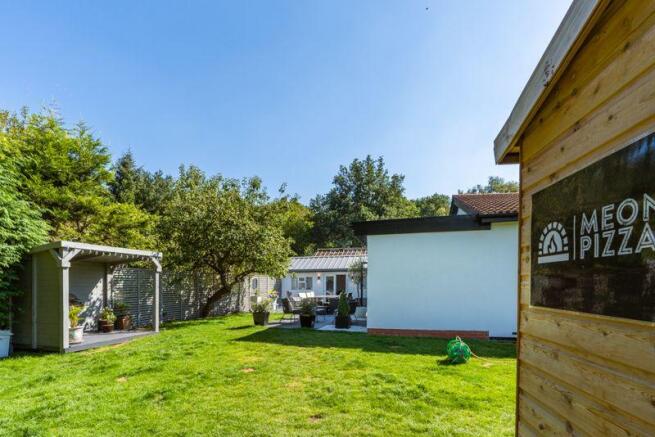 SIDE/REAR GARDEN