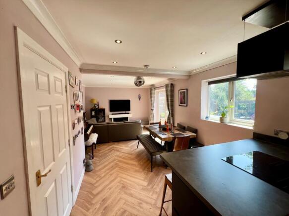6 bed Detached for sale Image 7