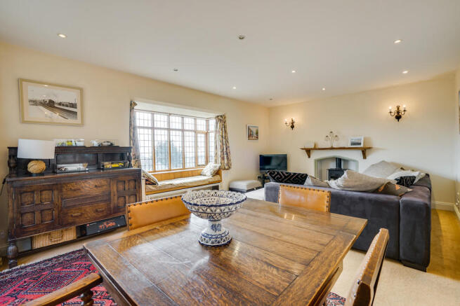 Dining Lounge 