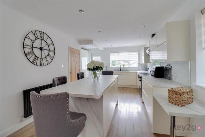 4 bed Detached for sale Image 4