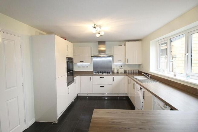 5 bed Detached for sale Image 11