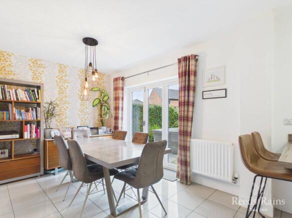 5 bed Detached for sale Image 11