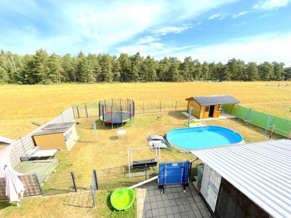 Garten mit Pool und Gartenhaus