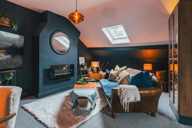 5 bed Semi-Detached for sale Image 4