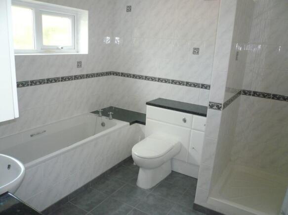 Bed 2 en suite...