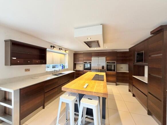 5 bed Detached to rent Image 5