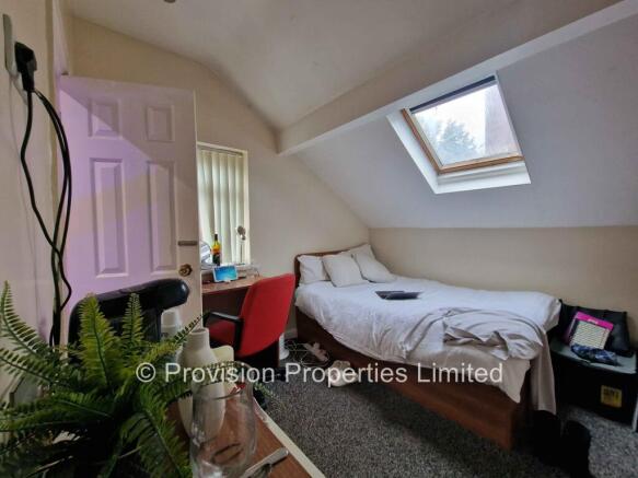 8 bed Semi-Detached to rent Image 4