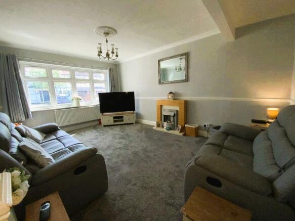 LIVING ROOM 16'2 x 11'3