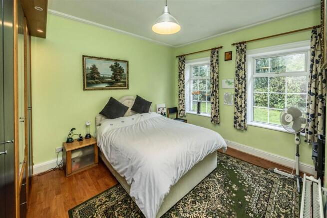 4 bed House for sale Image 12