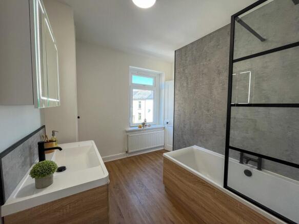 Main Bathroom 