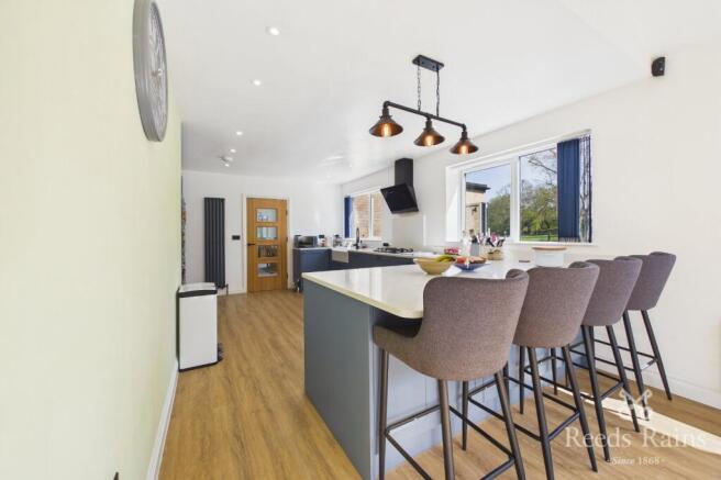 5 bed Detached for sale Image 9