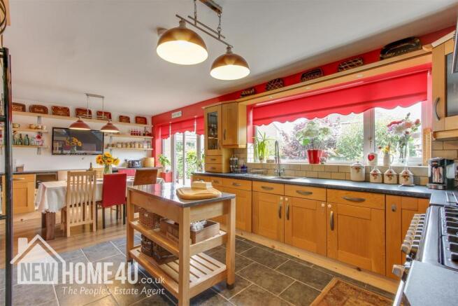 KITCHEN/ DINING: