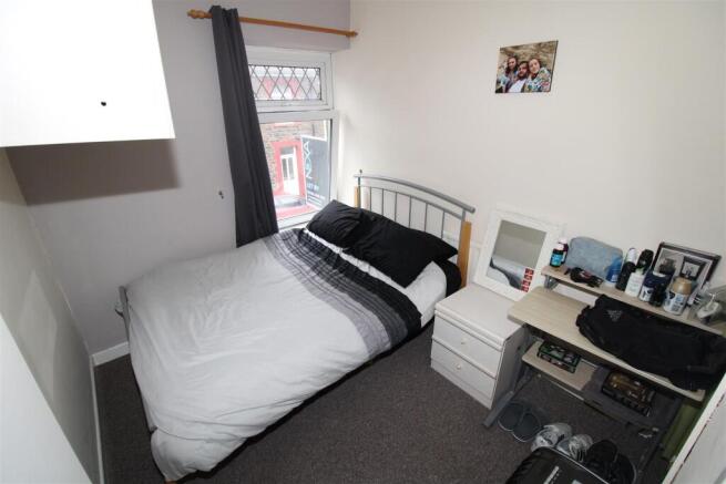 Cosy double bedroom with a bright study desk...