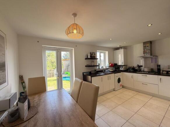 4 bed Semi-Detached to rent Image 4