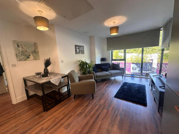 2 bed Apartment to rent Image 9