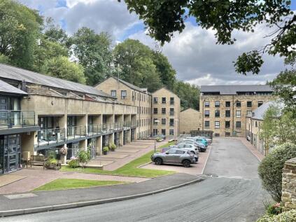 Kinderlee Way, Chisworth, Glossop
